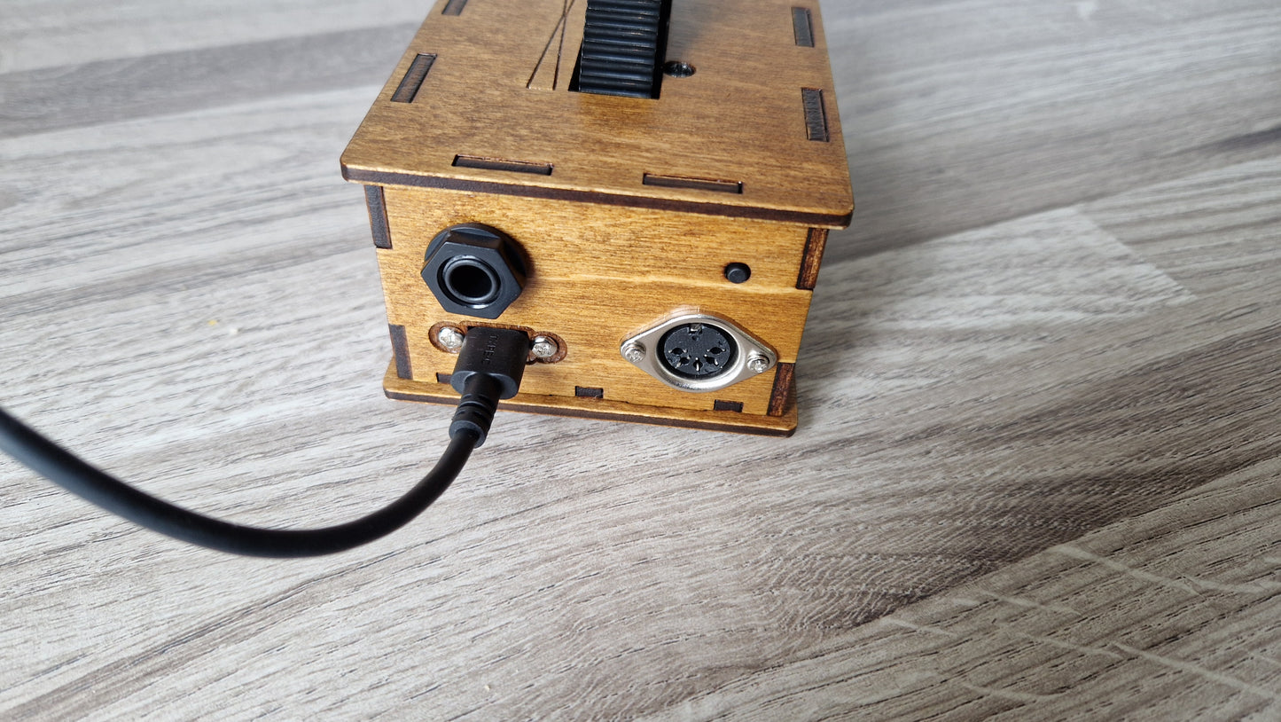 MIDI Pitch bend controller with expression pedal input