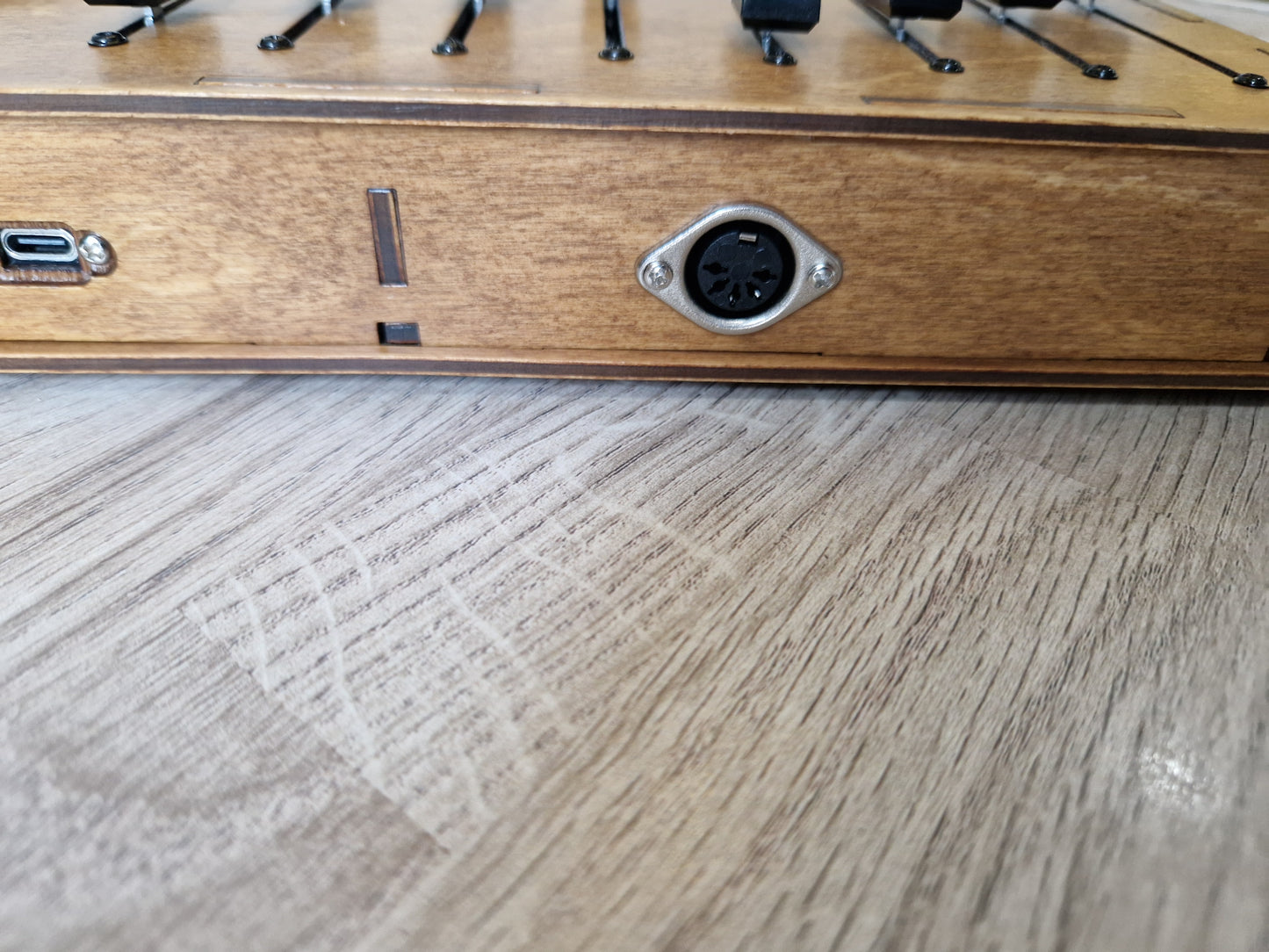 8 Fader joystick USB AND DIN MIDI controller