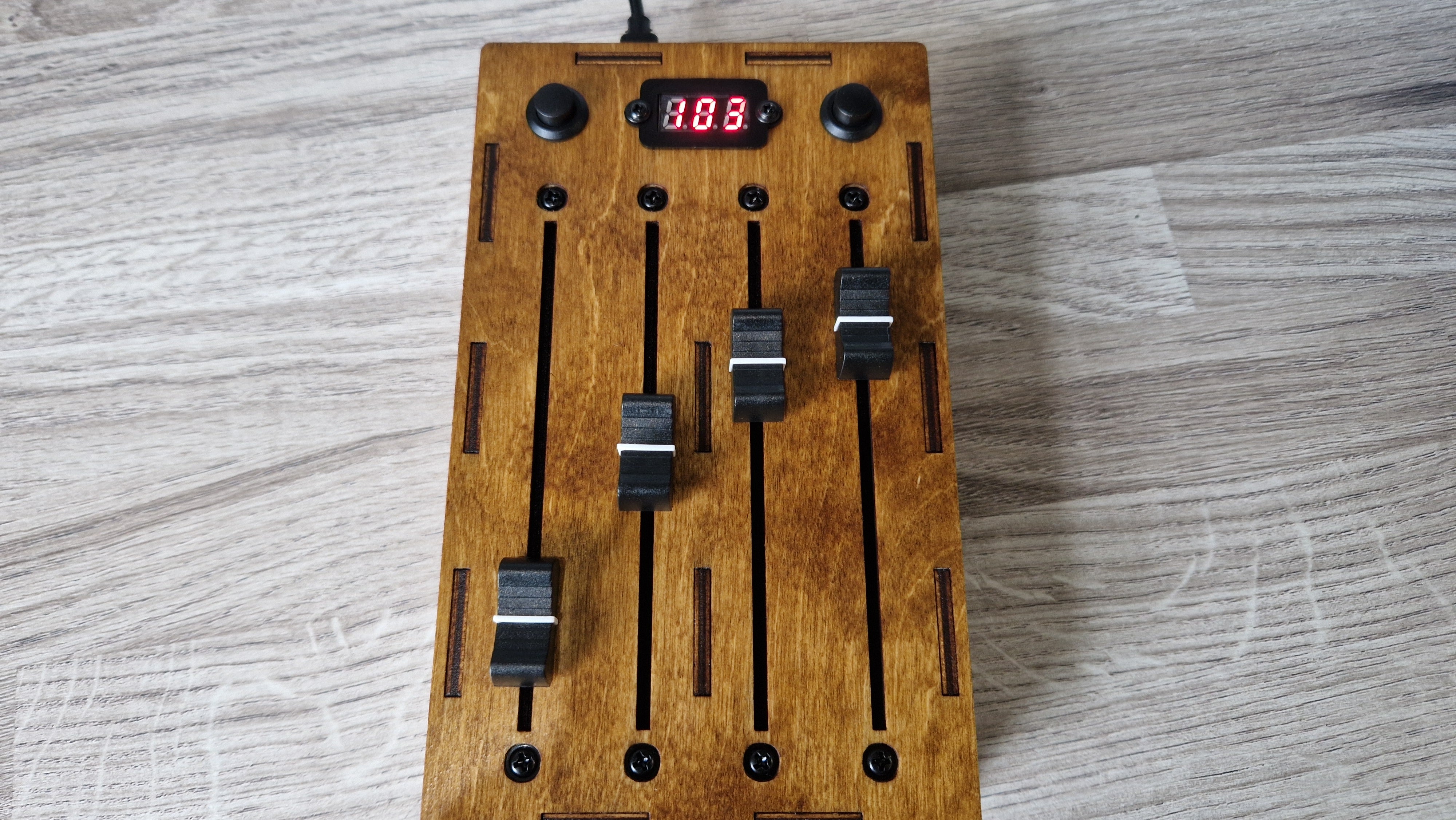 FaderMaster 4/100 USB MIDI ムービングコントローラー